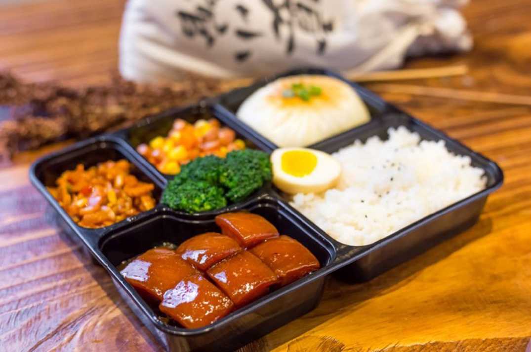 工廠級(jí)全自動(dòng)盒飯封口包裝機(jī):高效封口,鎖鮮增效