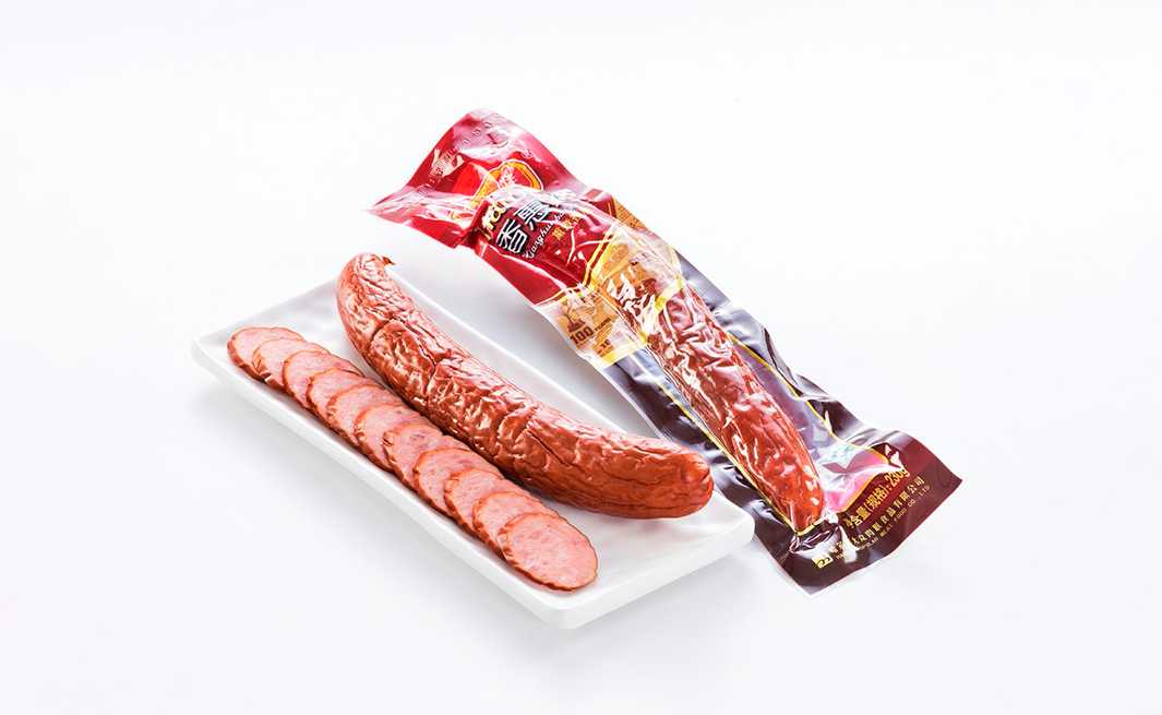 告別人工包裝，呂工機(jī)械打造高速穩(wěn)定香腸包裝產(chǎn)線